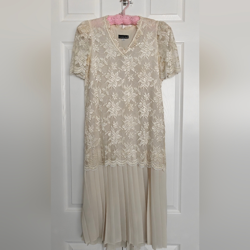 Chic Lace Midi Dress in Cream